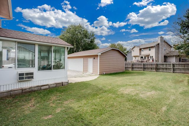 4323 N Edgemoor St, Bel Aire, KS 67220