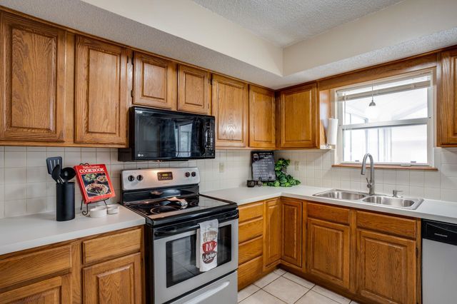 4323 N Edgemoor St, Bel Aire, KS 67220