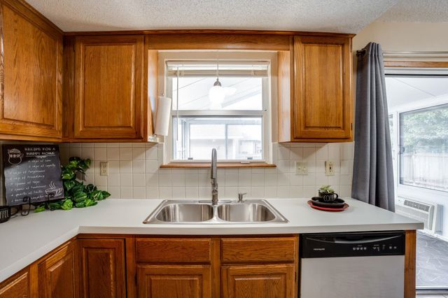 4323 N Edgemoor St, Bel Aire, KS 67220