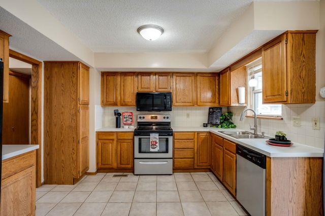 4323 N Edgemoor St, Bel Aire, KS 67220