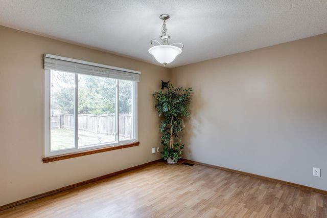 4323 N Edgemoor St, Bel Aire, KS 67220