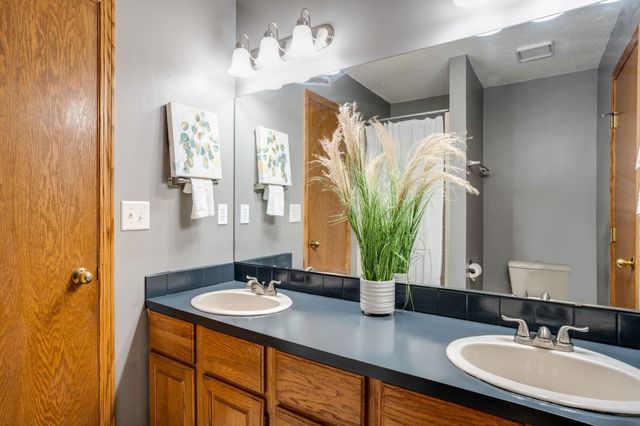 4323 N Edgemoor St, Bel Aire, KS 67220