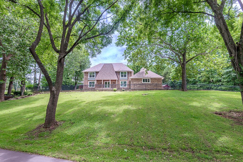 5388 South Woodcliffe Drive, Springfield, MO 65804