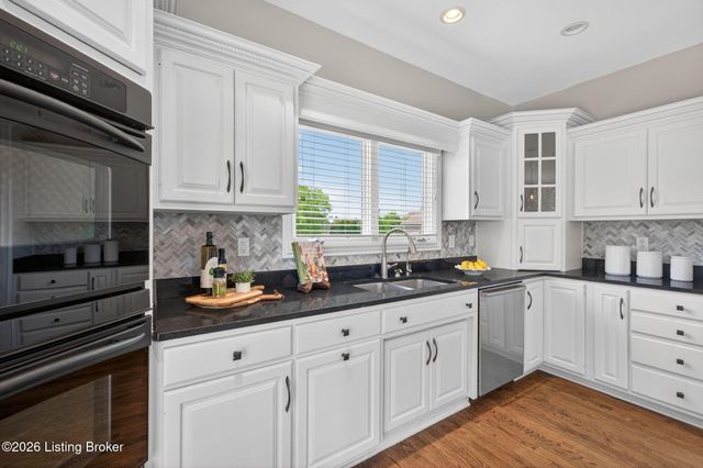 2801 Woodcrest Ct, Prospect, KY 40059