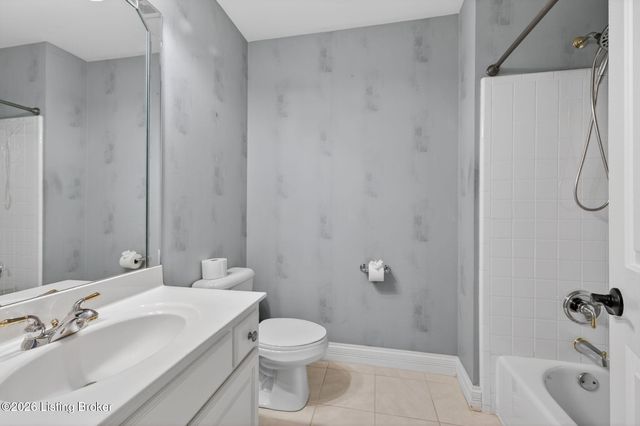 2801 Woodcrest Ct, Prospect, KY 40059
