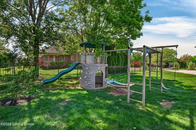 2801 Woodcrest Ct, Prospect, KY 40059