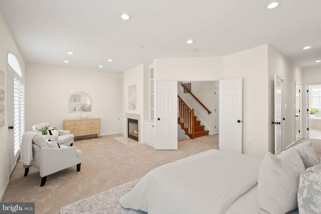 42465 REGAL WOOD DR, Brambleton, VA 20148