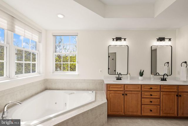42465 REGAL WOOD DR, Brambleton, VA 20148