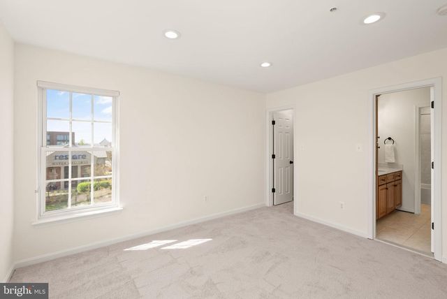42465 REGAL WOOD DR, Brambleton, VA 20148