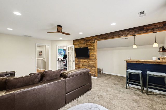 802 Overhills Dr, Old Hickory, TN 37138