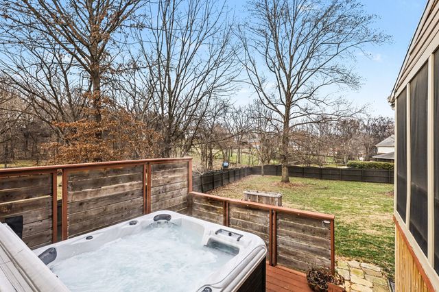 802 Overhills Dr, Old Hickory, TN 37138