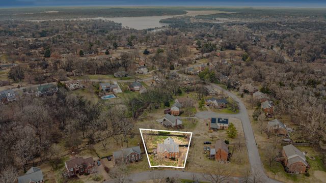 802 Overhills Dr, Old Hickory, TN 37138