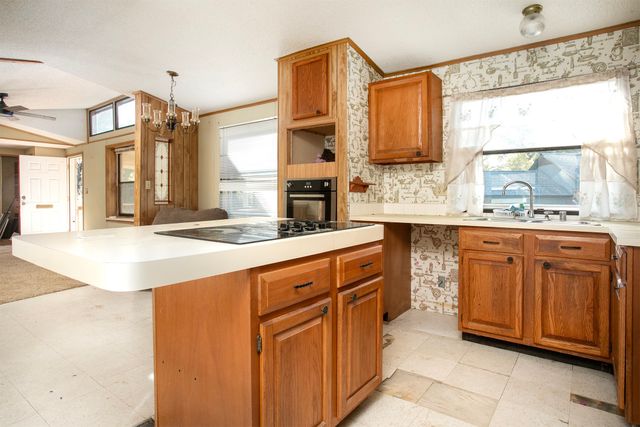 2781 Lake Breeze Drive, Chandler, TX 75758