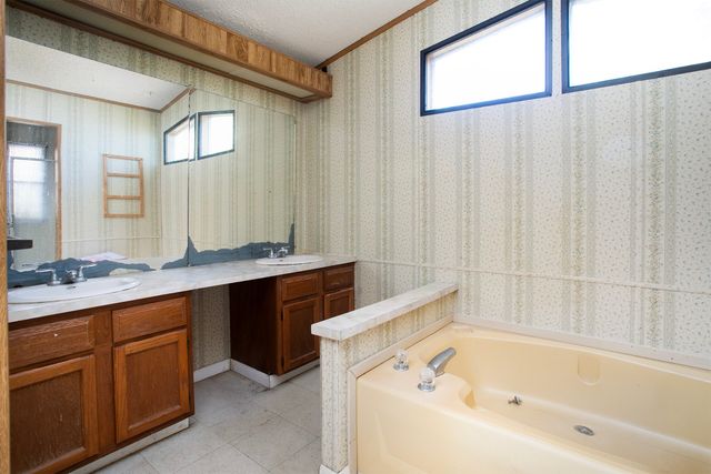 2781 Lake Breeze Drive, Chandler, TX 75758