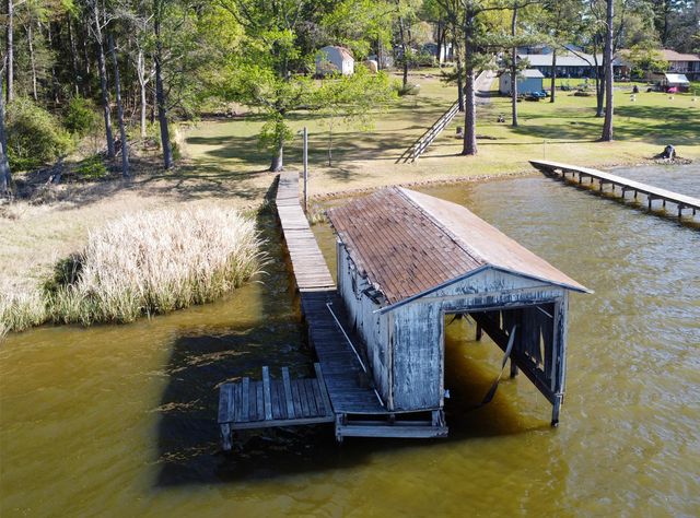 2781 Lake Breeze Drive, Chandler, TX 75758