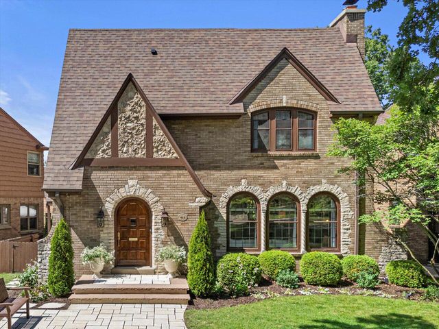 423 E Lexington BOULEVARD, Whitefish Bay, WI 53217