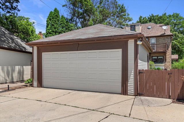 423 E Lexington BOULEVARD, Whitefish Bay, WI 53217