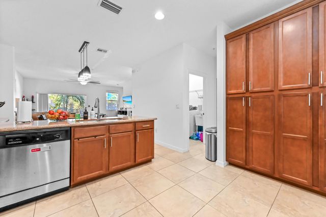 1253 Via De Fossi, Boynton Beach, FL 33426