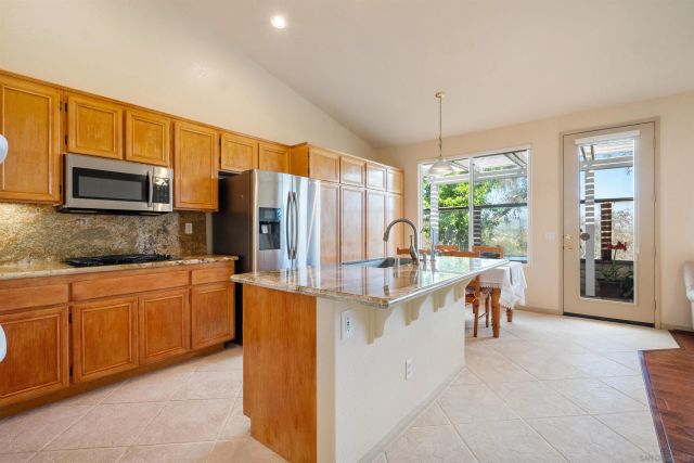 1992 Ridge Way Glen, Escondido, CA 92029