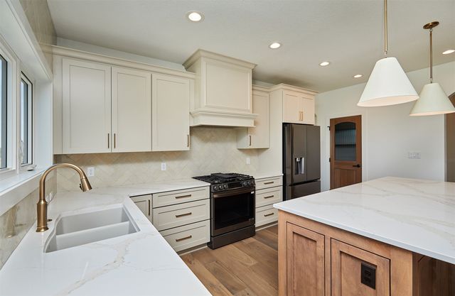 1302 NW Arbor Drive, Ankeny, IA 50023