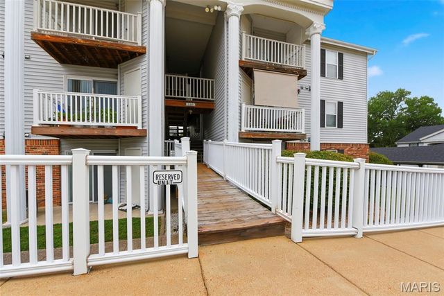 12401 Somerset Place Drive E, St Louis, MO 63128