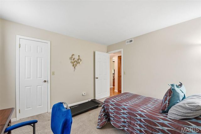 12401 Somerset Place Drive E, St Louis, MO 63128