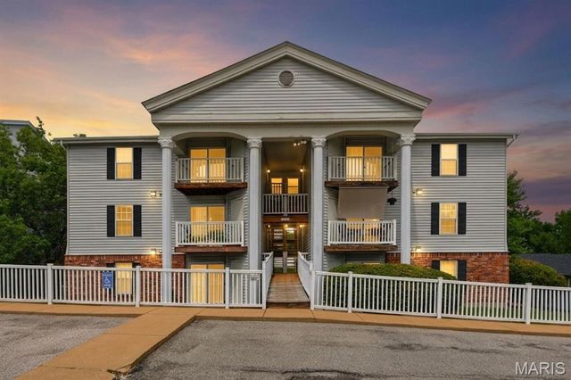 12401 Somerset Place Drive E, St Louis, MO 63128