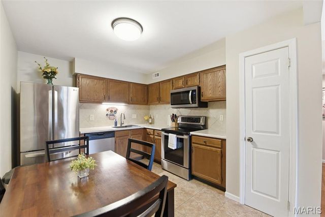 12401 Somerset Place Drive E, St Louis, MO 63128