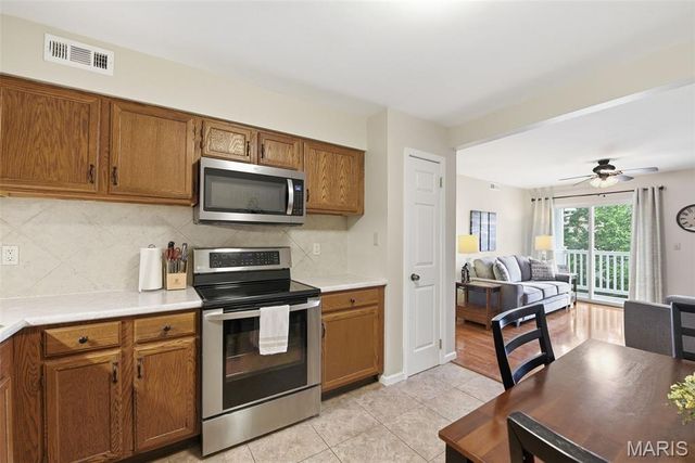 12401 Somerset Place Drive E, St Louis, MO 63128