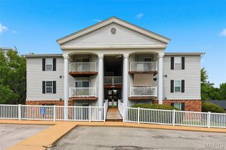 12401 Somerset Place Drive E, St Louis, MO 63128