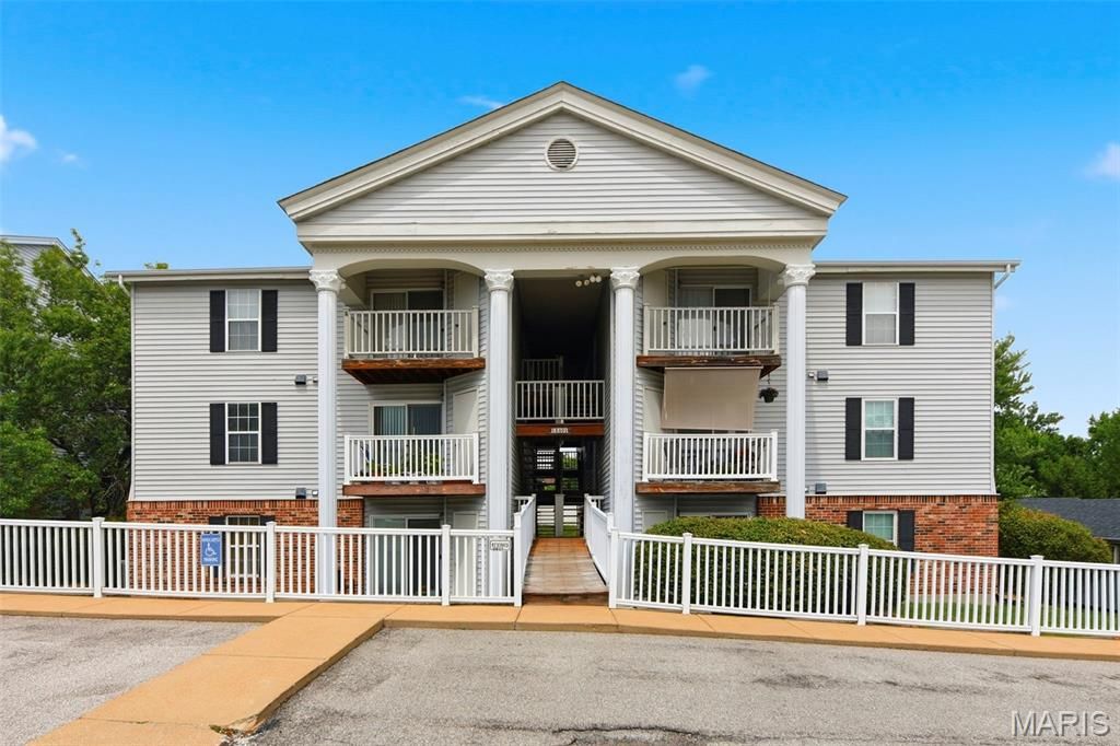 12401 Somerset Place Drive E, St Louis, MO 63128