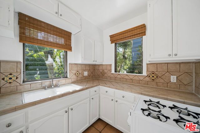 612 S Dunsmuir Avenue 1, Los Angeles, CA 90036