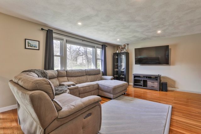 26 Clover Hill Drive, Chelmsford, MA 01824