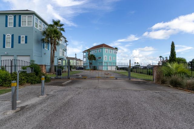 1014 Lillian Lane, Galveston, TX 77554