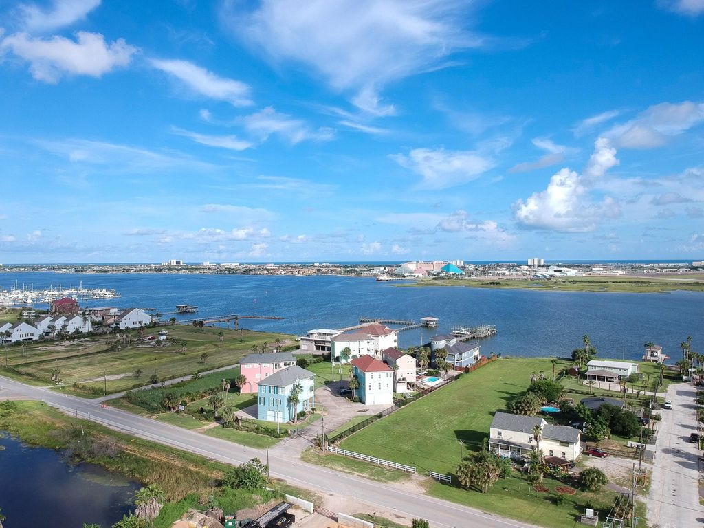1014 Lillian Lane, Galveston, TX 77554