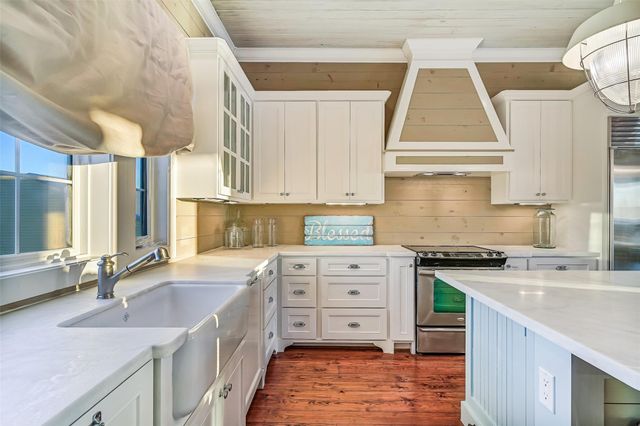 2910 11 Mile Road, Galveston, TX 77554