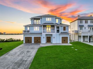 2910 11 Mile Road, Galveston, TX 77554