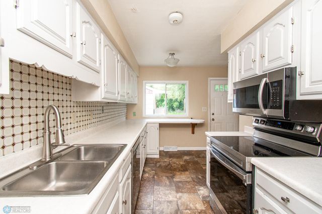 1421 17th Street S, Moorhead, MN 56560