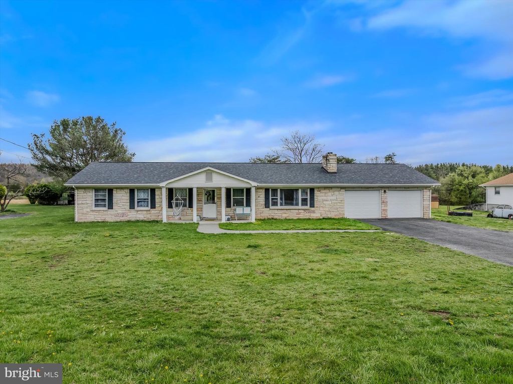 11195 VALLEY RD, Berkeley Springs, WV 25411