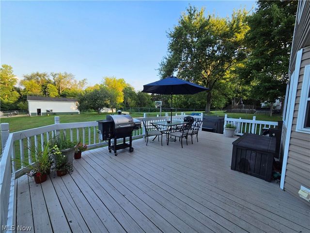 11227 William Penn Avenue NE, Hartville, OH 44632