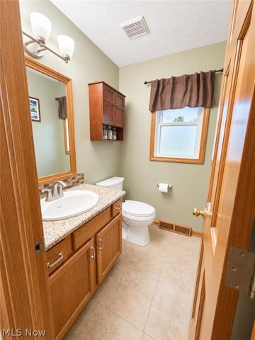 11227 William Penn Avenue NE, Hartville, OH 44632