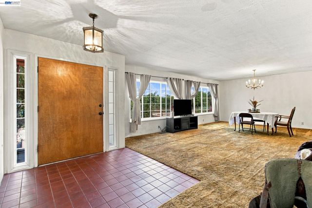 5940 Victoria Ln, Livermore, CA 94550