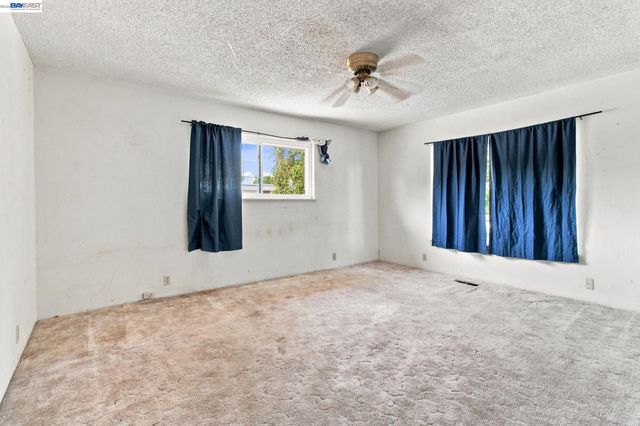 5940 Victoria Ln, Livermore, CA 94550