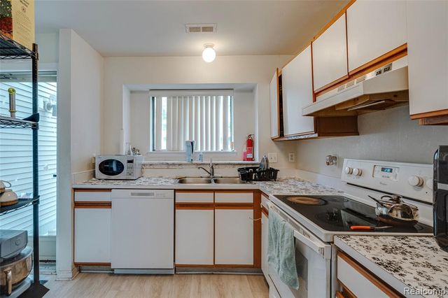 42764 Lilley Pointe Drive 165, Canton, MI 48187