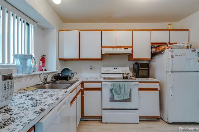42764 Lilley Pointe Drive 165, Canton, MI 48187