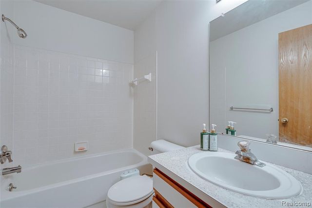 42764 Lilley Pointe Drive 165, Canton, MI 48187