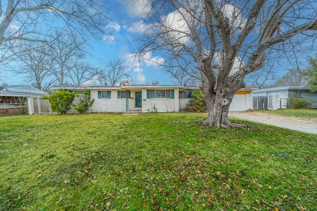 3816 Springbranch Drive, Benbrook, TX 76116