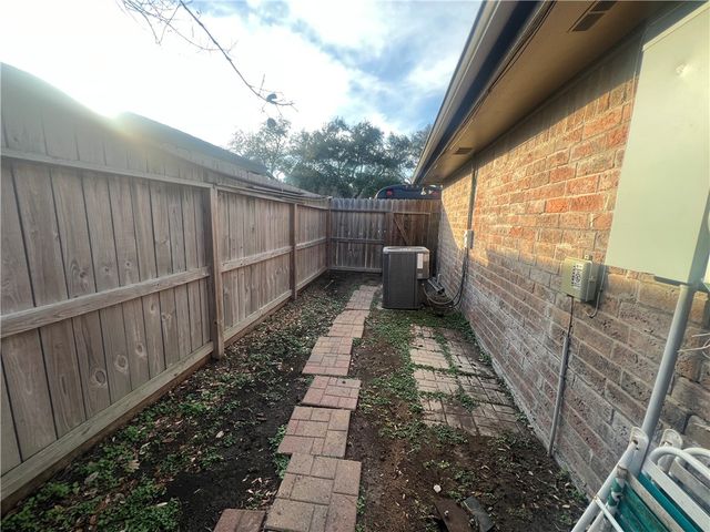 6042 Lost Creek Dr, Corpus Christi, TX 78413