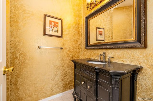 466 Ivy Lane, Troy, MI 48098