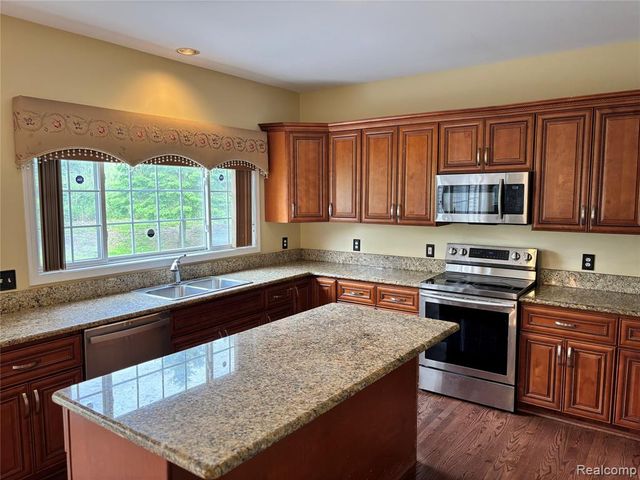 466 Ivy Lane, Troy, MI 48098